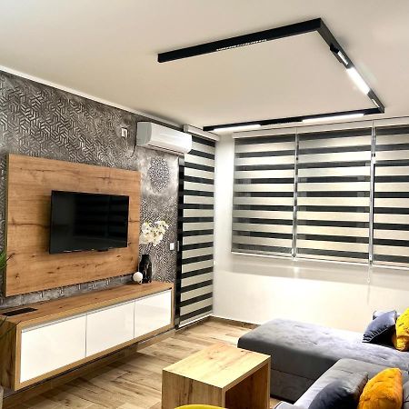 Apartman Lux-Besplatno Koriscenje Zasebne Garaze Sremska Mitrovica Exterior foto