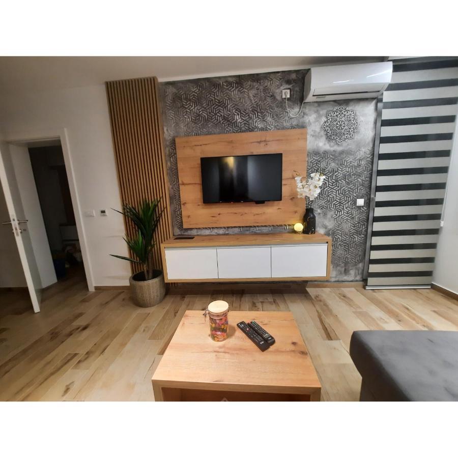 Apartman Lux-Besplatno Koriscenje Zasebne Garaze Sremska Mitrovica Exterior foto