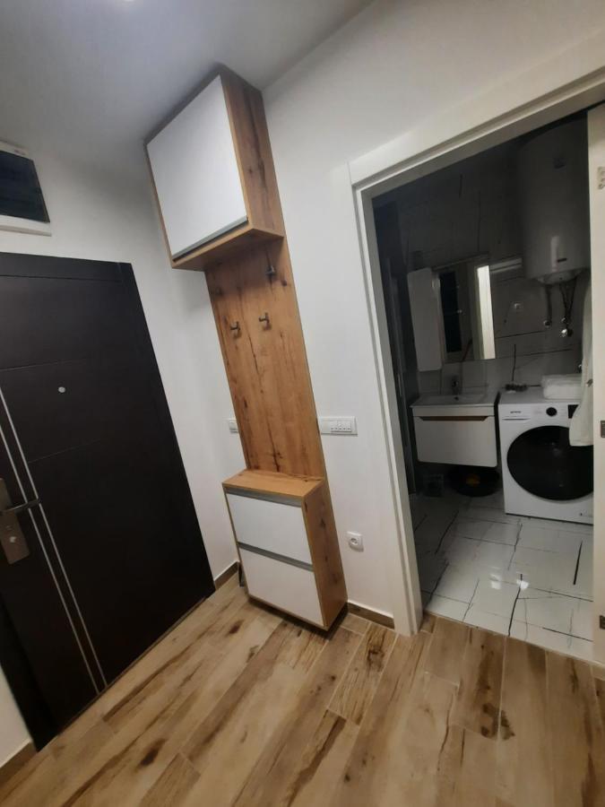 Apartman Lux-Besplatno Koriscenje Zasebne Garaze Sremska Mitrovica Exterior foto